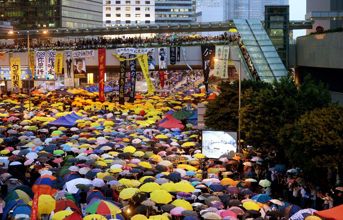 香港佔中運動，仍是「現在進行式」，金鐘、銅鑼灣、旺角三大佔領區佈滿帳篷和抗命公民。（翻攝自巴士的報）