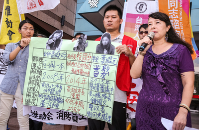 前台北市立中山國民中學教師蕭曉玲（右）、因留長髮被免職的保二總隊員警葉繼元（左）、發起遊行抗議工時過長遭免職的高市消防隊員徐國堯（中）26日上午到民進黨中央黨部前出席「警政署已撤免職陳菊還在睡？」警消聯合記者會，呼籲執政黨正視三個解聘案，解決基層受雇者工作權的問題。圖／中央社