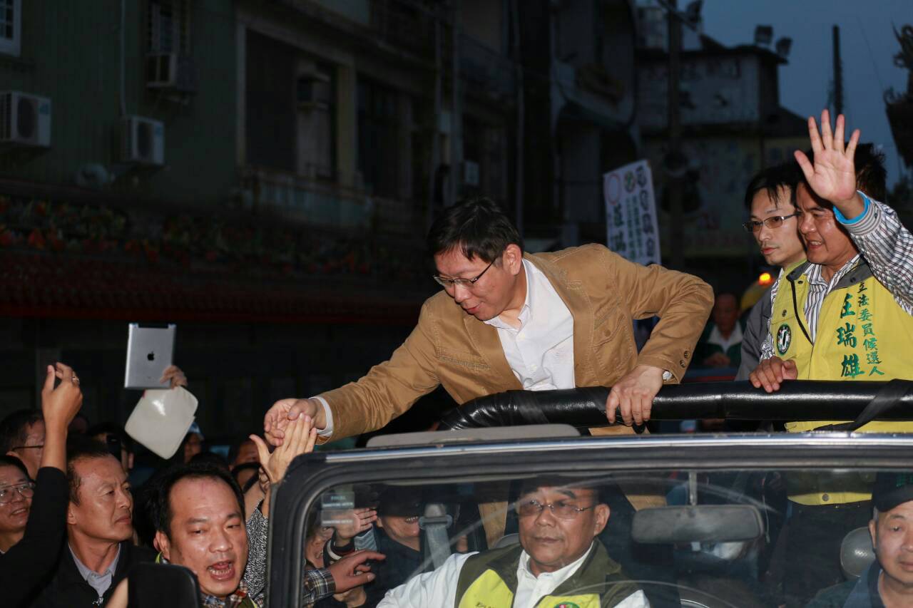 台北市長柯文哲今天到屏東縣東港鎮為立委補選民進黨候選人莊瑞雄站台，柯文哲超人氣席捲南台灣，民眾爭睹與合照。(北市府媒體事務組圖片提供)