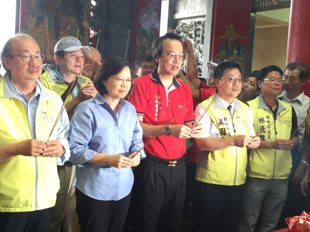 蔡英文10月23日前往新竹市拜票，並到三塊厝靈安宮上香。(朱蒲青攝)