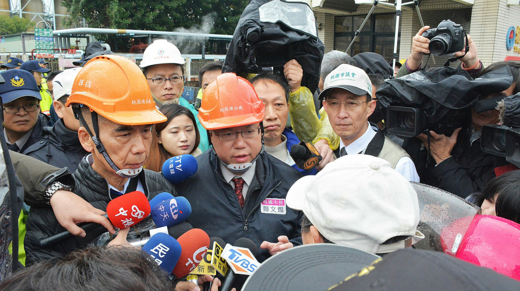 鄭文燦表示，桃園煉油廠位於市區，時空條件與四十餘年前設廠時已經大不同，附近住宅大樓林立，人口密集，桃園區、蘆竹區、龜山區居民高達76萬人，桃園煉油廠必須遷廠。圖／鄭文燦臉書、桃園市政府