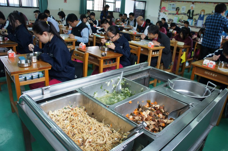 中小學校的營養午餐，在菜色、口味、營養等方面都有待改進。有些地方政府僅花17元成本食材費用，品質大受質疑。圖／資料照，摘自網路