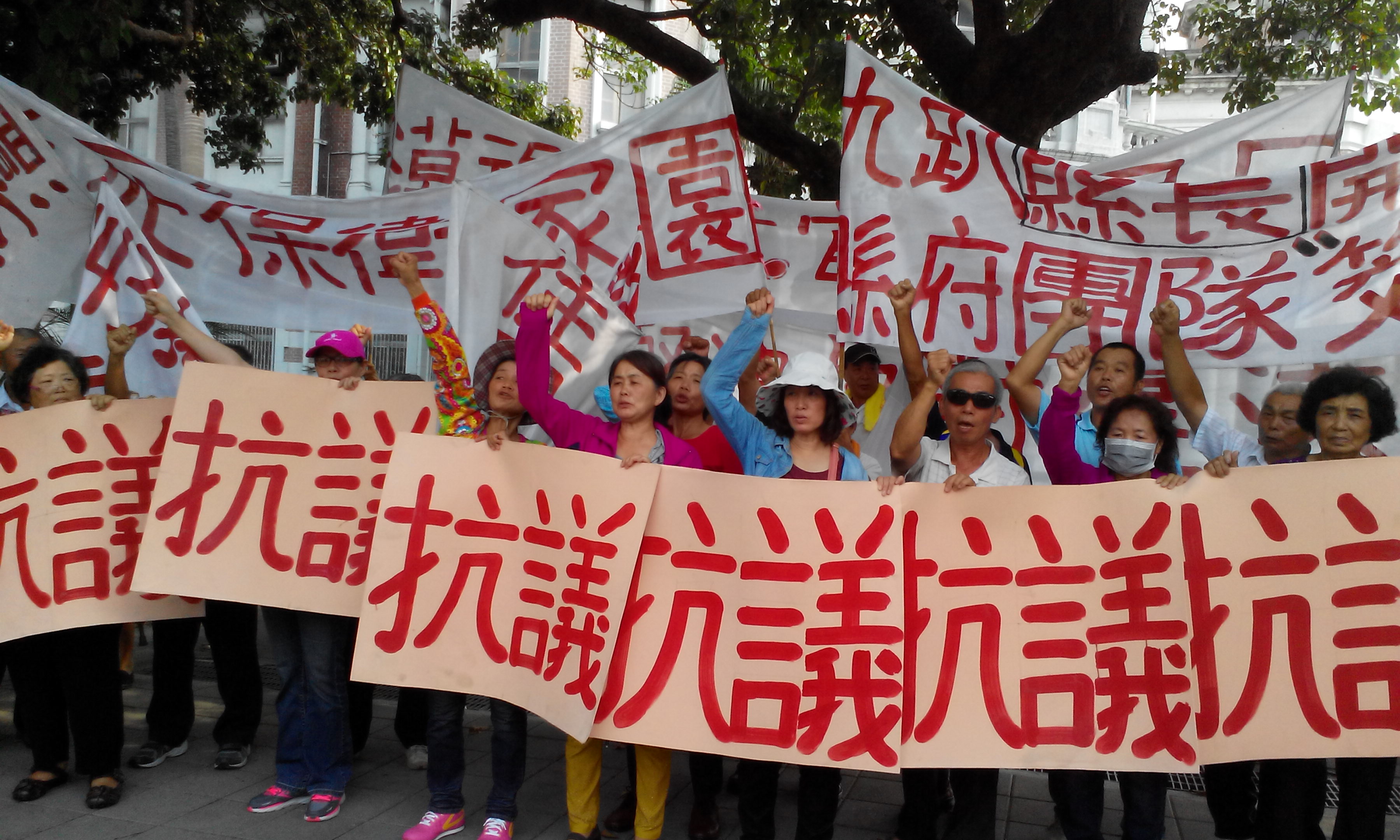 為捍衛家園，70-80歲的阿公阿嬤2日赴監院陳情（記者林冠妙攝）