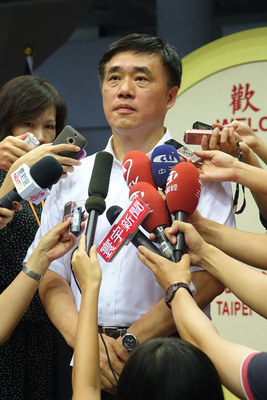 前台北市長、國民黨副主席郝龍斌(中央社資料照片)今日接受媒體專訪，重批柯文哲若無法為廉政委員所說背書、負責，就是「小人」、「俗仔」。20150512