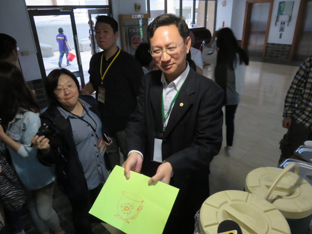 新內閣共識營今(30)日舉行，準行政院發言人童振源展示準閣員所畫的咖啡杯。童振源轉述，下午的活動藉由畫咖啡杯讓閣員描述未來，藉以凝聚共識。（記者唐詩攝影）20160430