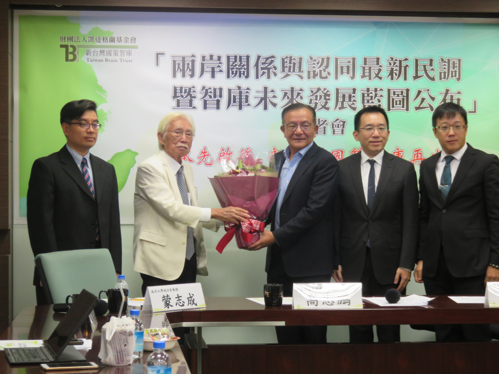 新台灣國策智庫董事長辜寬敏今表示，他把智庫移交給凱達格蘭基金會，目題是要讓前總統陳水扁以後和台灣社會有一個接觸點，他說「台灣社會好像把陳水扁這個人都忘掉了，這是不對的」。圖為辜寬敏接受基金會董事長高志鵬獻花! 圖／唐詩