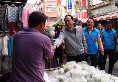 國民黨力拼立委補選過半。圖為準國民黨主席朱立倫（左2）陪同中市立委補選參選人蕭家淇（左3）到向上市場拜票。（資料照片，中央社）