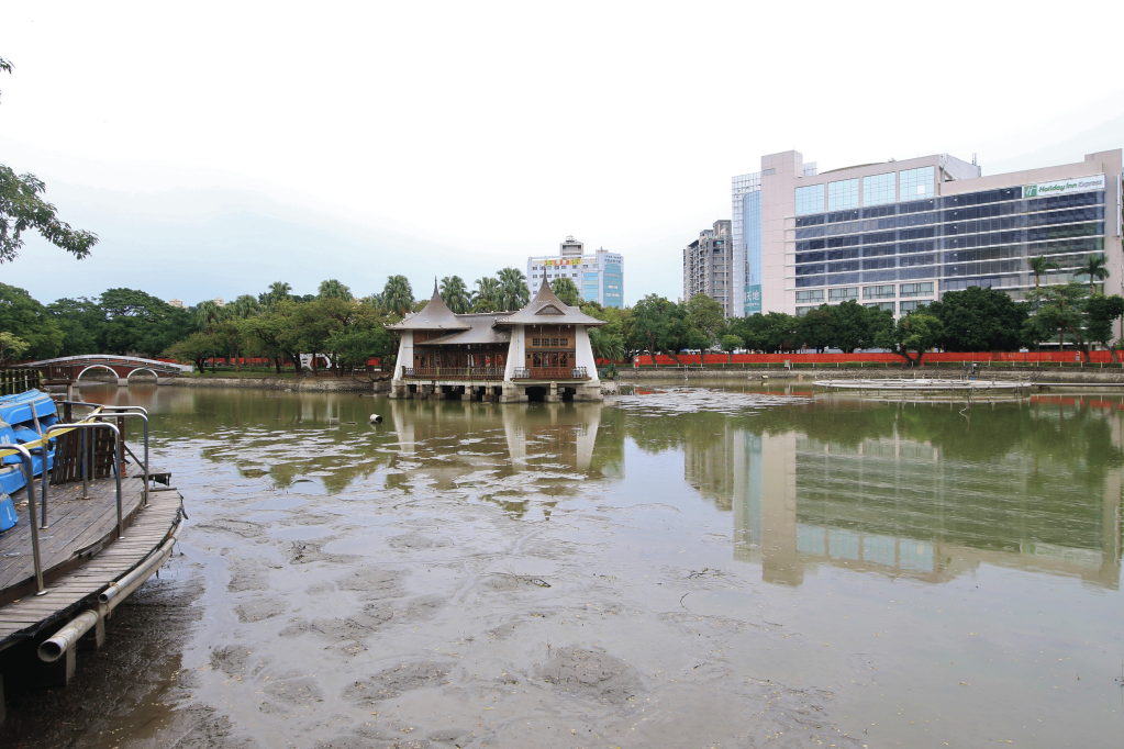 台中的地標：台中公園展開百年來首度大規模清淤整治工程，清淤預定今年底完工。圖／台中市政府提供