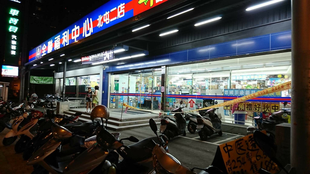 台中全聯北屯二店傳出員工因過勞昏倒送醫不治，家屬控訴全聯不願提供證據監視器影像，今該名員工過世滿百日，聲援群眾和律師到店門口召開記者會。圖／取自抵制血汗全聯臉書