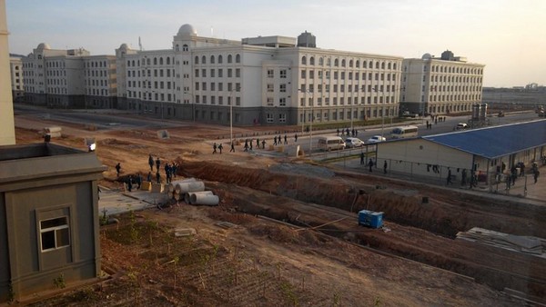 台塑河靜越鋼廠區為防範518遊行失控,特於廠區周邊挖壕溝阻擋飆車族進犯。(台商提供)