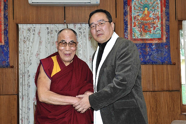 尊者達賴喇嘛（左）與作者（右）合影。圖／作者提供