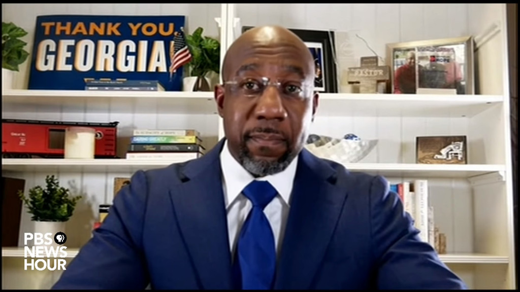 非裔民主黨籍牧師華諾克（Raphael Warnock）成為喬治亞州20年來首位民主黨籍參議員，也是該州史上首位非裔參議員。圖／擷自PBS News hour影片