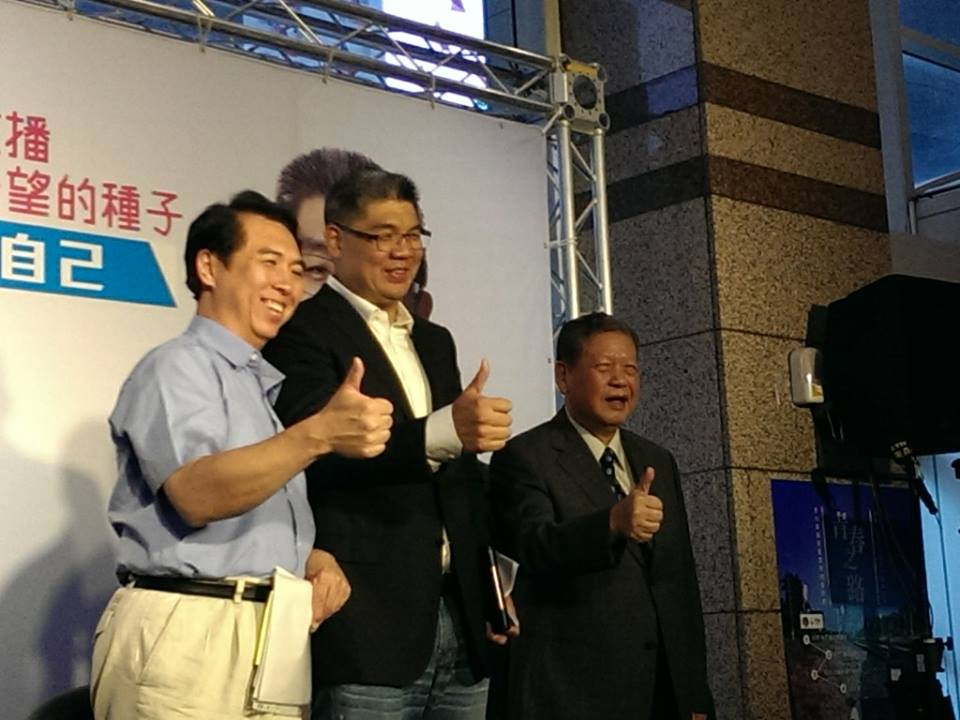 國民黨台北市長參選人連勝文今（12）日公布教育政策，會後他猛批對手柯文哲財產問題，質疑柯文哲「沒開公司怎麼那麼有錢」，要求柯對財產交代 (記者唐詩攝影)