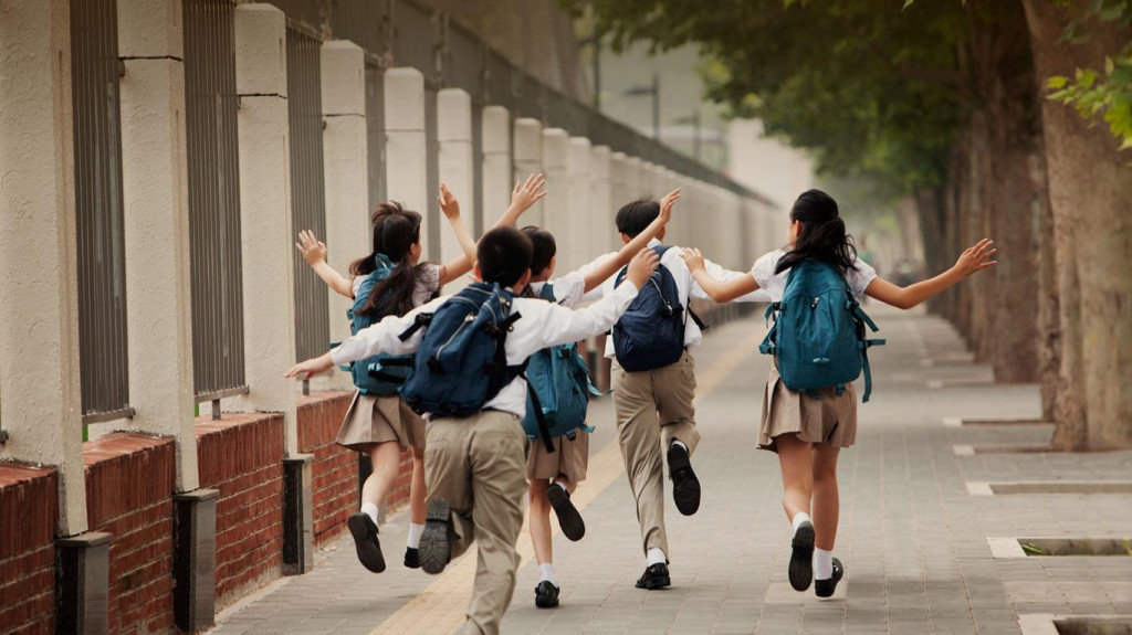 台北市廢寒暑假作業,台中市則怕有「放牛吃草」的後遺症,提出折衷方案:學生和家長能提出「自主學習」方案者,學校應尊重之。否則應提供非強迫性作業,協助學生選擇採用,全部朝「多元學習」方向發展。(摘自網路)