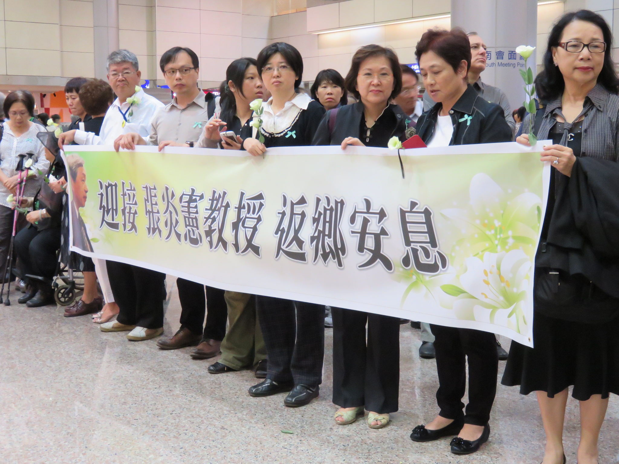 回家了！社團好友近200人今天前往桃園機場，迎接張炎憲教授返鄉安息。（張龍僑攝）