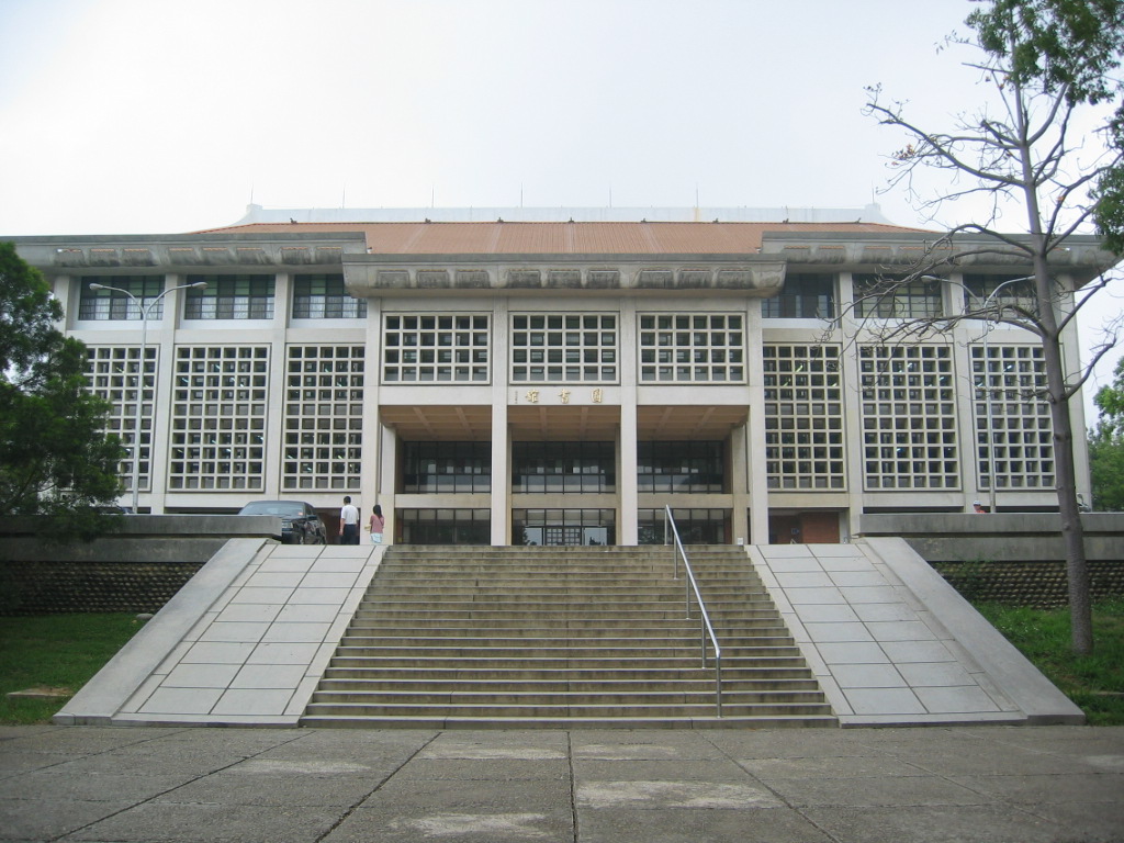 東海大學跟高醫大一樣，都是私校，都有董事會問題。圖為東海大學圖書館。圖／Wiki, mingwangx, 20160819