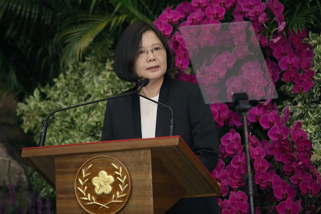 蔡英文民調不滿意度首次高於滿意度，其中時代支持者有20%，未回歸持續支持蔡英文是主因。圖/總統府資料照