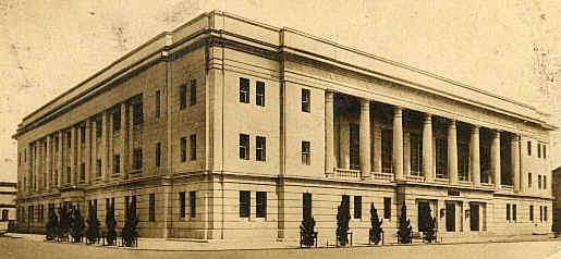 日治時代就有台灣銀行了（如圖）。但台銀官網卻自稱：「本行係台灣光復後政府設立的第一家銀行，成立於民國35年5月20日。」顯示對自身歷史的無知。（Wiki）