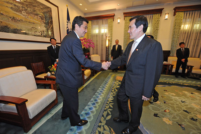 總統馬英九(右)6日在總統府接見日本自民黨「促進日本・台灣經濟文化交流青年議員之會」會長岸信夫(Nobuo KISHI)(左)眾議員訪台團。(中央社)