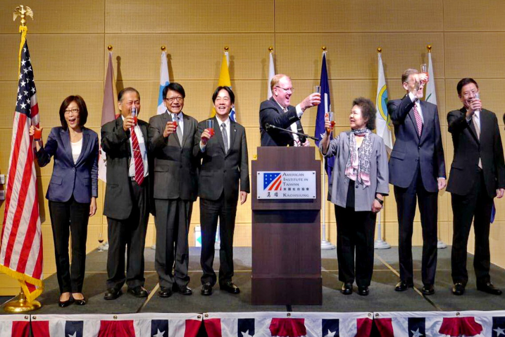 左起康裕成 陳光復 潘孟安 賴清德 美國在台協會酈英傑代理處長 陳菊 高雄分處長杜維浩(照片/南市府提供)