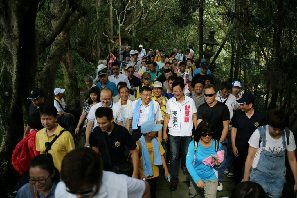 無黨參選立委的李慶元與台北市長柯文哲，雙十當天一同登山。（圖北市府提供）