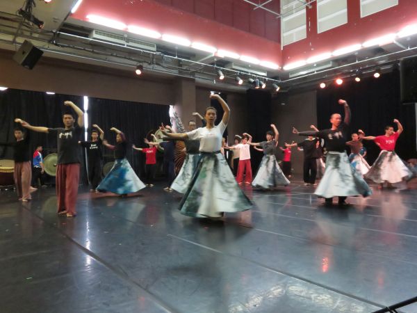 為公益排演的優人神鼓創辦人劉若瑀接受民報訪問，談到環保，劉若瑀說，愛護自然是從事生命藝術教育工作的優人神鼓重要一部分。(蘇元和攝影)