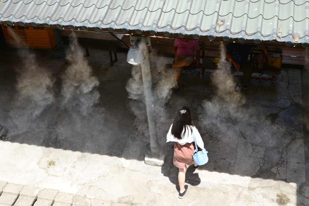 今（12）日受到低壓帶影響以及「摩羯」颱風外圍雲系影響，北部及東北部雲量偏多，且上半天會出現短暫陣雨，中南部及東半部則是一整天有不定時短暫陣雨，溫度部分，今日各地高溫普遍在33至36度左右，尤其苗栗、宜蘭、花蓮及臺東有機會出現36度高溫。圖／郭文宏攝