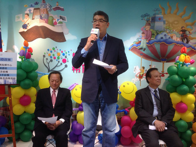 國民黨台北市長參選人連勝文（中）21日舉辦伊波拉病毒防疫記者會，連勝文市政顧問團團長歐晉德（右）也出席，並找來連營顧問、前衛生署長葉金川（左）背書。（中央社）