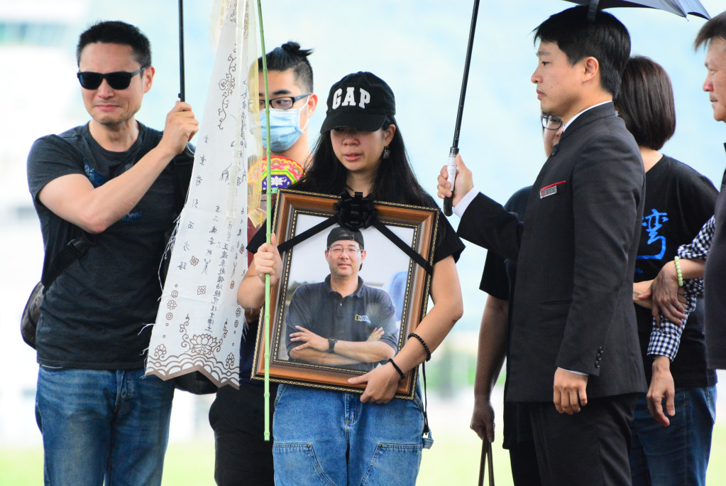 「爸爸、上飛機了」！齊柏林兒女捧著父親遺像，場面哀戚。圖／王志偉