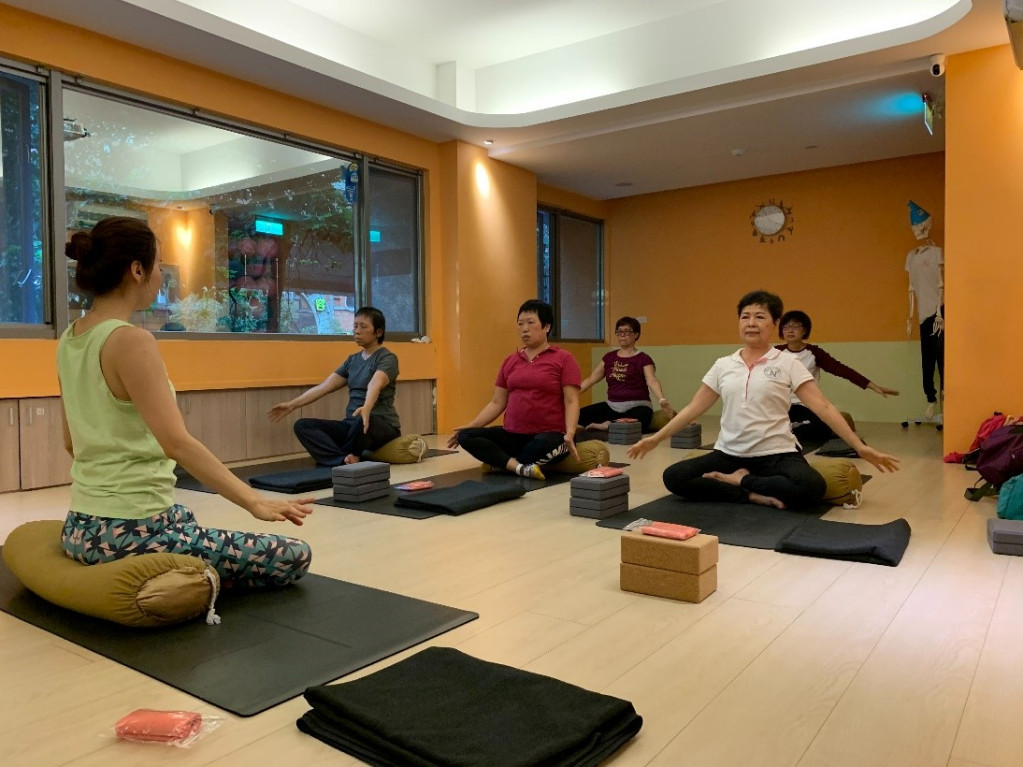 台灣癌症基金會與友信醫療集團攜手推出一系列癌友瑜珈課程，幫助逾百位癌友減緩癌疲憊與走過癌低潮。圖／台灣癌症基金會