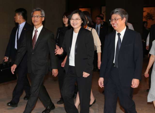 總統蔡英文宴請院士時表示，她特別感謝廖俊智願意回台，扛起台灣學術研發工作重責。圖前右為副總統陳建仁，前左為中研院院長廖俊智。 （中央社資料照）