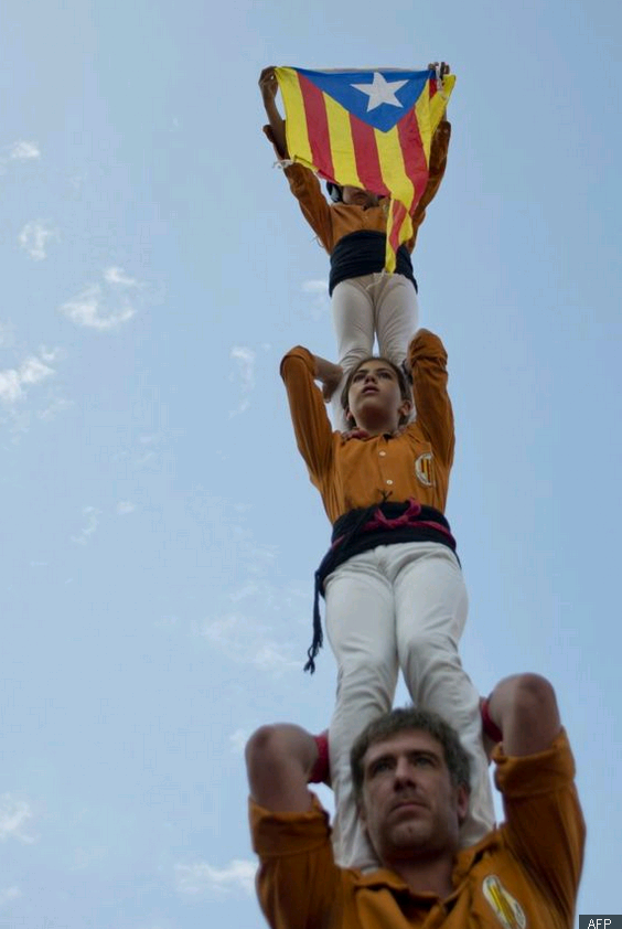 加泰隆尼亞的獨立支持者，在首都巴賽隆納（Barcelona）用｢人塔｣宣揚獨立精神（截圖取自：AFP）