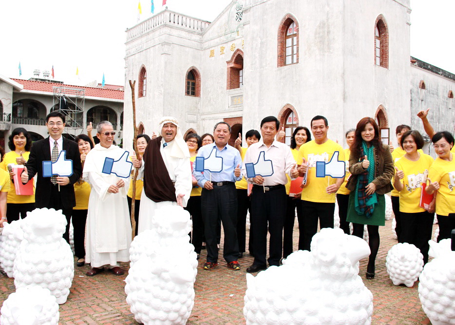 屏東縣長曹啟鴻（左三）、觀光傳播處長鄞鳳蘭（右三）邀請海內外遊客造訪萬金聖母聖殿「萬金聖誕季」。（記者陳俊廷攝）
