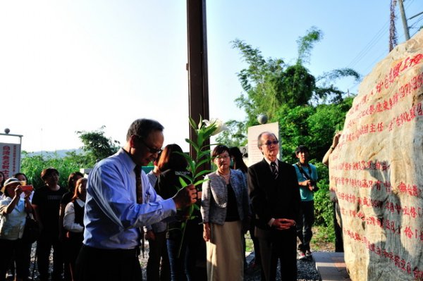 台灣南社與台灣大地文教基金會10月31日共同舉辦「台灣學」教育推手鄭正煜老師紀念碑揭碑典禮(獻花者為前教育部長杜正勝,右為南社社長張復聚)