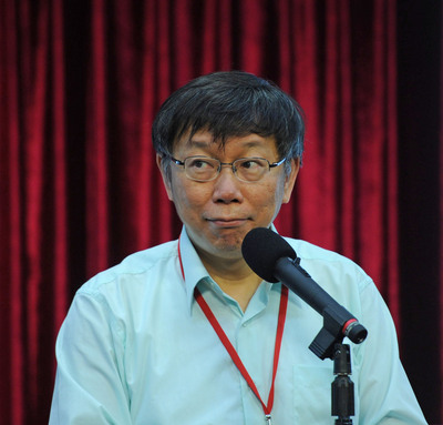 柯文哲今天表示，大巨蛋工程讓周圍受到很大影響，因工程的基底尚未做起來，他最擔心的是捷運板南線也會受影響，恐發生崩塌。（中央社20150421）