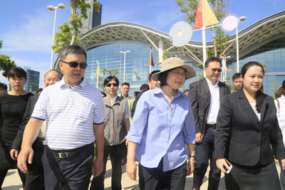 民進黨主席蔡英文（前中）密集走訪基層，為執政做準備。(圖：中央社)