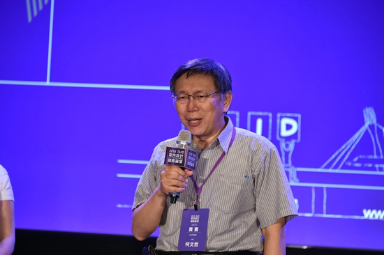 柯文哲說自己每天都從B1爬樓梯到11樓辦公室上班，既節能環保又可以運動，另外夏天絕不穿西裝再把冷氣開很冷，盡量穿短袖省冷氣。圖／台北市政府
