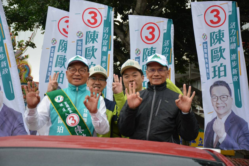 民進黨宜蘭縣長候選人陳歐珀今（14）日在前縣長游錫堃、劉守成、林聰賢及代理縣長陳金德陪伴下前往故鄉員山大三鬮慈惠寺上香祈福，祈求接下來活動能一切順利平安，也能贏得選戰。圖／陳歐珀競辦提供