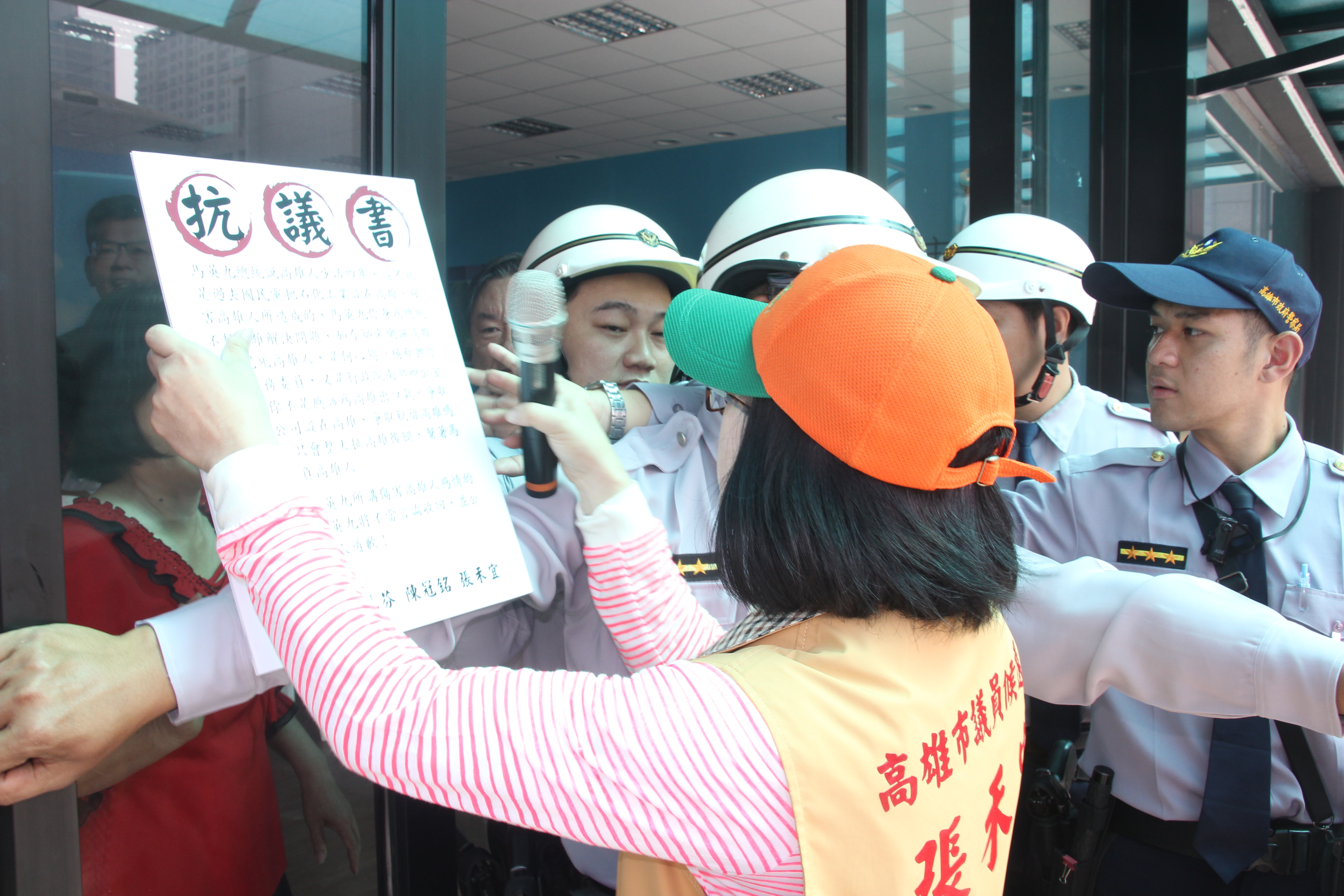 張禾宜送交抗議書，過程爆發推擠。（記者陳俊廷攝）