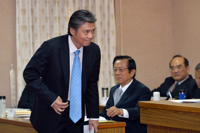 國安會秘書長金溥聰（左一，中央社資料照片）今日請辭獲准，金溥聰的健康問題在9合1選前即成為立委質詢焦點。20150206