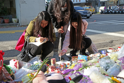 台北市內湖區28日發生4歲兒童遭人砍殺致死案，案發現場附近近日湧入不少民眾戴帶著玩具卡片並寫下話語，為女童「小燈泡」獻上祝福，而母親今日再度出面，呼籲民眾能把物資捐給其他單位，並開放追思會場供民眾致意。（中央社資料照）