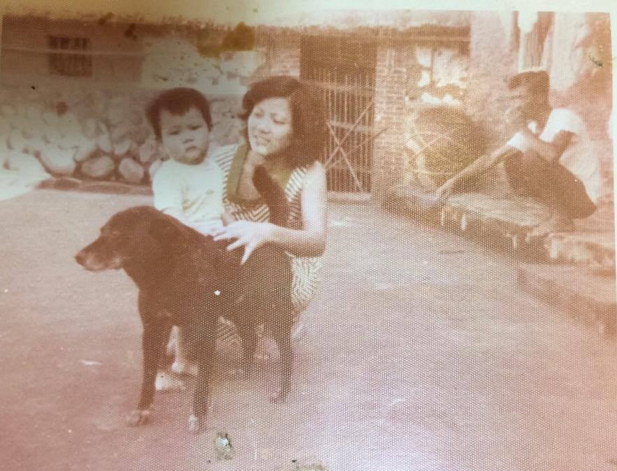 黑狗Kuro與作者的母親、兄弟。圖片/Courtesy Photo of Chieni McCullough