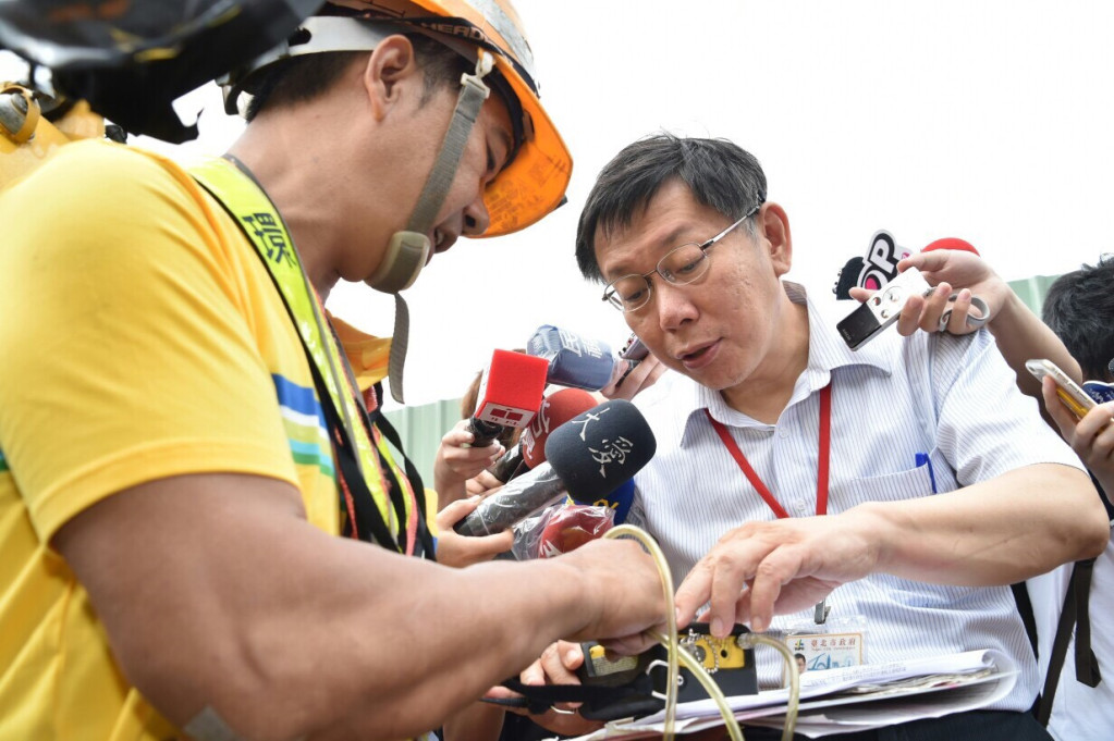 台北市長柯文哲下午視察玉成抽水站，針對「柯宋配」一事他表示「我現在當台北市長，不可能去當宋的搭檔，應該是不會啦」。（圖北市府提供20150807）
