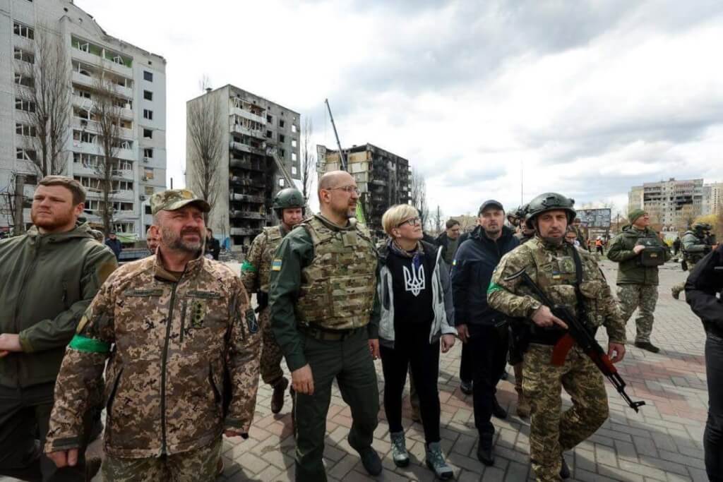 立陶宛總理席莫尼特11日走訪遭戰火蹂躪的烏克蘭博羅江卡鎮，表示「烏克蘭城鎮遭到摧毀的景象，還有生還者的證詞，都揭露了俄羅斯的真面目。」圖/取自twitter.com/IngridaSimonyte