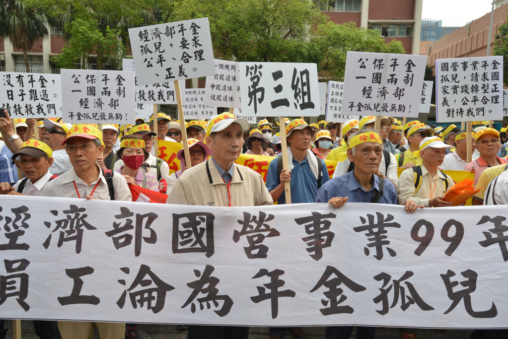 「公保年金孤兒協會」4日赴立法院陳情，他們沒有公保、勞保、也沒有國民年金，要求修法彌補疏漏，使不同職業別保持衡平處理，更符公平、正義原則。圖／郭文宏