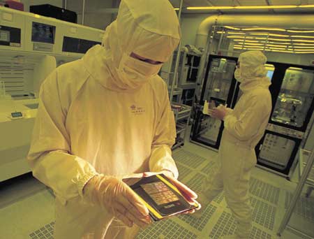 受惠智慧手持裝置如智慧型手機、平板電腦熱賣，台灣半導體產值今年可望突破2兆元，然IEK提醒，手持裝置市場逐漸趨緩，建議趕快佈局物聯網商機。（資料照片）