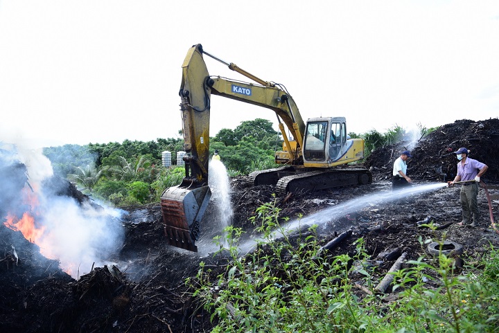 南投市樹木枯枝垃圾堆積場，7年來堆積5千公噸廢材，發生自燃，撲滅後悶燒，預計15天才能全熄，製造空汙與垃圾，有必要以大型碎木機妥善處理再利用。（ 南投縣政府提供）