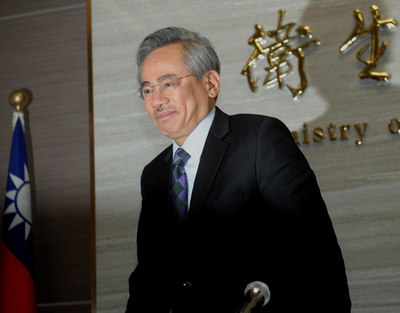 衛生福利部長邱文達（圖）3日在衛福部舉行記者會宣布請辭，邱文達接掌衛生署、衛福部長近3年8個月，歷經5次重大食安風暴，第5次風暴辭官負起政治責任。（中央社）