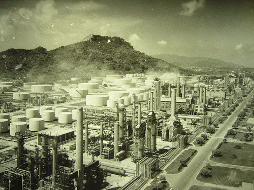 1968年，後勁中油高雄煉油總廠設置的一輕，代表「台灣石化業正式起飛」，揭開陸、海、空污染的接續猛爆發生，更帶動四鄰地區，石化工業上、中、下游連鎖網的相繼成立。（圖片：網路資料）