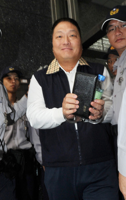 前東森集團總裁王令麟(中)因涉行賄監獄官員,檢方今天偵結起訴23人,堪稱監所史上最大醜聞。(資料照片,中央社)20150112